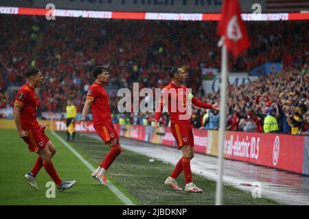 Cardiff, Regno Unito. 05th giugno 2022. Gareth Bale del Galles (11) festeggia dopo che ha ottenuto il punteggio del suo team di 1st gol. Finale della Coppa del mondo FIFA 2022, Galles contro Ucraina allo stadio di Cardiff, nel Galles del Sud, domenica 5th giugno 2022. Solo per uso editoriale. pic by Andrew Orchard/Andrew Orchard SPORTS photography/Alamy Live News Credit: Andrew Orchard SPORTS photography/Alamy Live News Foto Stock