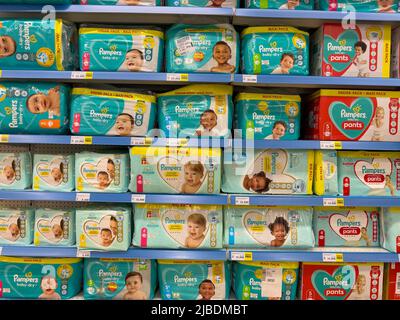 Norimberga, Germania - 4 giugno 2022: Pampers è un marchio di prodotti per bambini e bambini commercializzati da Procter Gamble. Mostra i pannolini del bambino in un negozio di alimentari. Foto Stock