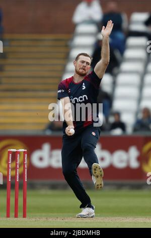 CHESTER LE STREET, REGNO UNITO. GIUGNO 5th Tom Taylor del Northamptonshire Steelbacks Bowls durante la partita Vitality T20 Blast tra il Durham County Cricket Club e il Northamptonshire County Cricket Club al Seat Unique Riverside, Chester le Street domenica 5th giugno 2022. (Credit: Will Matthews | MI News) Credit: MI News & Sport /Alamy Live News Foto Stock