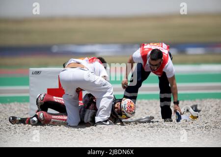 BARCELLONA, SPAGNA - GIUGNO 05 GP ENERGY OF CATALUNYA RACE DAY pilota giapponese Takaaki Nakagami (30) del Team LCR dopo essersi schiantato durante il Gran Premio di Catalogna al circuito di Barcellona-Catalunya il 05 giugno 2022 a Barcellona, Spagna. Foto Stock