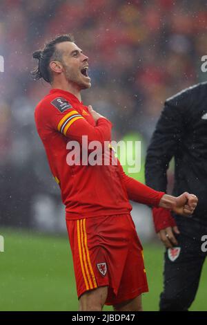 Cardiff, Regno Unito. 05th giugno 2022. Gareth Bale del Galles festeggia la vittoria delle sue squadre alla fine del gioco. Finale della Coppa del mondo FIFA 2022, Galles contro Ucraina allo stadio di Cardiff, nel Galles del Sud, domenica 5th giugno 2022. Solo per uso editoriale. pic by Andrew Orchard/Andrew Orchard SPORTS photography/Alamy Live News Credit: Andrew Orchard SPORTS photography/Alamy Live News Foto Stock