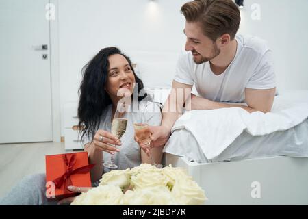 Giovane coppia innamorata che festeggia il loro anniversario Foto Stock