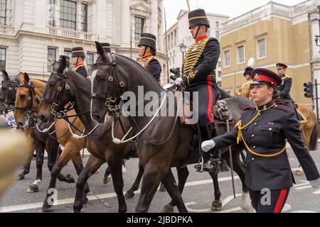 Londra UK, 5th giugno 2022. Il concorso per la celebrazione del Platinum Jubilee della Regina Elisabetta II nel centro di Londra. Grandi folle costeggiano la strada lungo il Mall e Whitehall di Westminster. Credit: Glosszoom/Alamy Live News Foto Stock
