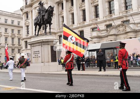 Londra UK, 5th giugno 2022. Il concorso per la celebrazione del Platinum Jubilee della Regina Elisabetta II nel centro di Londra. Grandi folle costeggiano la strada lungo il Mall e Whitehall di Westminster. Credit: Glosszoom/Alamy Live News Foto Stock