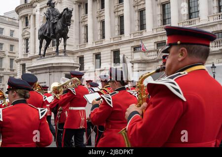 Londra UK, 5th giugno 2022. Il concorso per la celebrazione del Platinum Jubilee della Regina Elisabetta II nel centro di Londra. Grandi folle costeggiano la strada lungo il Mall e Whitehall di Westminster. Credit: Glosszoom/Alamy Live News Foto Stock