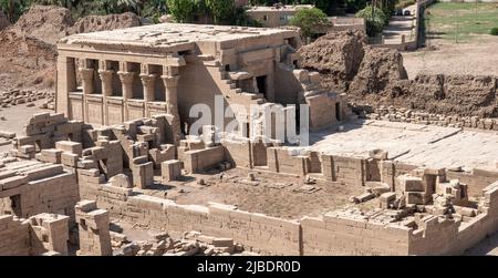 Vista dal tetto del Tempio di Hathor a Dendera, Valle del Nilo, Egitto, Nord Africa Foto Stock