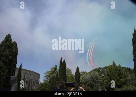 Le frecce tricolore, simbolo della sfilata militare, giorno della repubblica Italiana. Foto Stock