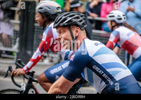 Platinum Jubilee Pageant, Londra, Regno Unito. 5th giugno 2022. Team GB Cycling team al Platinum Jubilee Pageant, mentre procede lungo Whitehall il quarto e ultimo giorno delle celebrazioni del Platinum Jubilee della Regina. Amanda Rose/Alamy Live News Foto Stock