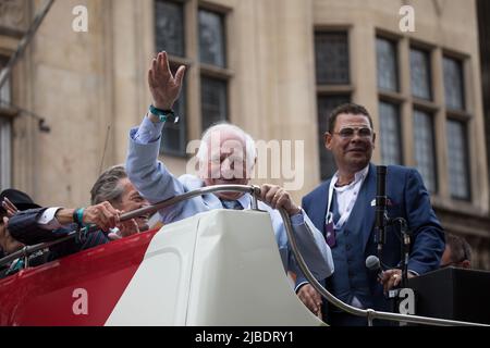 Platinum Jubilee Pageant, Londra, Regno Unito. 5th giugno 2022. Johnny Ball e Craig Charles sul ponte superiore dell'autobus 1970s al Platinum Jubilee Pageant, mentre procede lungo Whitehall il quarto e ultimo giorno delle celebrazioni del Platinum Jubilee della Regina. Amanda Rose/Alamy Live News Foto Stock