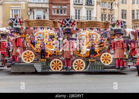 Platinum Jubilee Pageant, Londra, Regno Unito. 5th giugno 2022. Il Pageant del Giubileo del platino, procede lungo Whitehall il quarto e ultimo giorno delle celebrazioni del Giubileo del platino della Regina. Amanda Rose/Alamy Live News Foto Stock