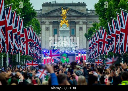 Londra, Regno Unito. 5 giugno 2022. La Regina è vista su uno schermo sul balcone di Buckingham Palace dopo il Platinum Jubilee Pageant nel Mall il quarto e ultimo giorno delle celebrazioni del Platinum Jubilee della Regina. Credit: Stephen Chung / Alamy Live News Foto Stock