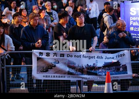 Londra, Regno Unito. 04th giugno 2022. Un banner che recita "non dimenticare il 4th giugno 1989" visto durante il rally di Tiananmen Remembrance Vigil per celebrare il 33rd° anniversario del movimento a favore della democrazia del 1989 e del massacro di piazza Tianmen, fuori dall'Ambasciata cinese a Londra. Credit: SOPA Images Limited/Alamy Live News Foto Stock