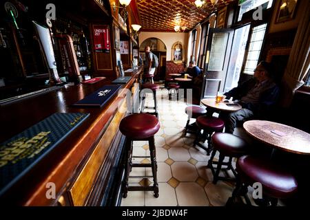 Il piccolo pub tradizionale Briton’s Protection nel centro di Manchester Foto Stock