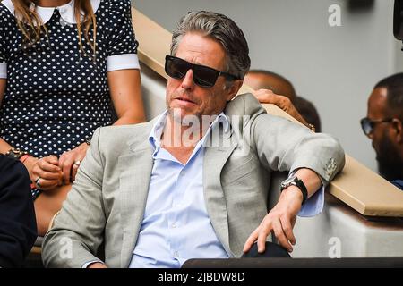 Parigi, Francia, Francia. 5th giugno 2022. HUGH GRANT durante il giorno quindici di Roland-Garros 2022, Open francese 2022, Gran torneo di tennis Slam allo stadio Roland-Garros il 05 giugno 2022 a Parigi, Francia. (Credit Image: © Matthieu Mirville/ZUMA Press Wire) Foto Stock