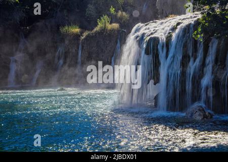 Vista ravvicinata della splendida cascata del Parco Nazionale di Krka all'alba nella nebbia - Skradin, Dalmazia Croazia, Europa. Foto Stock