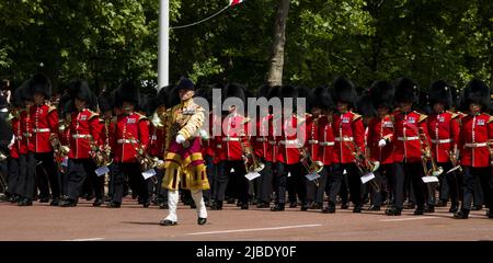 Banda militare Guardsmen parando il Queen's Platinum Jubilee Trooping The Color The Mall London Foto Stock
