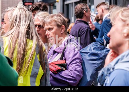 Epsom Surrey, Londra UK, giugno 04 2022, Street Safety Marshall che dà istruzione Affollato strada, Foto Stock