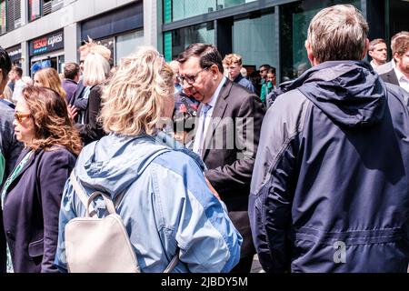 Epsom Surrey, Londra UK, giugno 04 2022, un grande gruppo di persone che cammina lungo la strada affollata Foto Stock