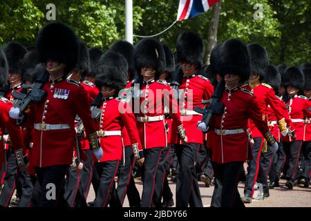 Granadiere Guardsmen che sfilano il Queen's Platinum Jubilee Trooping The Color The Mall London Foto Stock