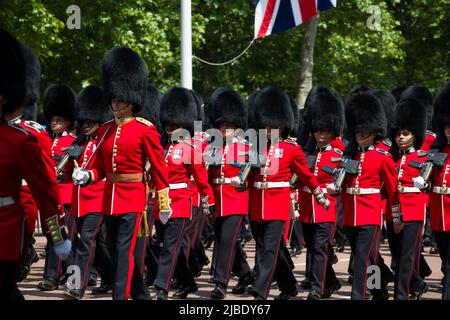 I guardiani scozzesi sfilano il Queen's Platinum Jubilee Trooping The Color The Mall London Foto Stock