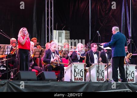 Lyme Regis, Dorset, Regno Unito. 5th giugno 2022. La BBC Big Band che si esibisce in un concerto Platinum Jubilee presso la spiaggia della località balneare di Lyme Regis a Dorset. Picture Credit: Graham Hunt/Alamy Live News Foto Stock