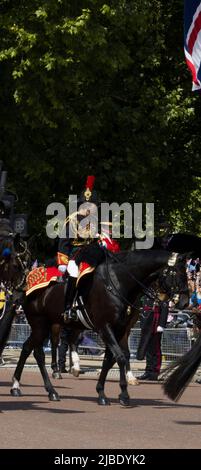 Principessa Anna montato in uniforme militare il Queen's Platinum Jubilee Trooping the Colour The Mall London Foto Stock