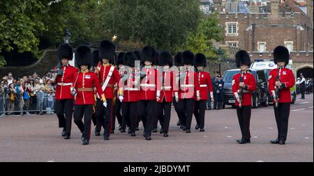 I guardiani irlandesi sfilano il Color The Queen's Platinum Jubilee Trooping The Color The Mall London Foto Stock