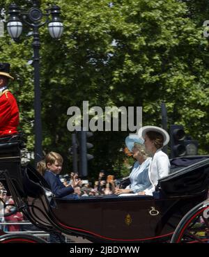 Prince George di Cambridge Catherine Middleton, Princess of Wales, Camilla Parker Bowles, The Queen's Platinum Jubilee Trooping the Color Colour Mall Foto Stock