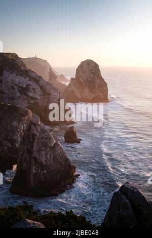Vista del portoghese Farol de Cabo da Roca è un capo che forma il punto più occidentale massa di terra eurasiatica. Foto Stock