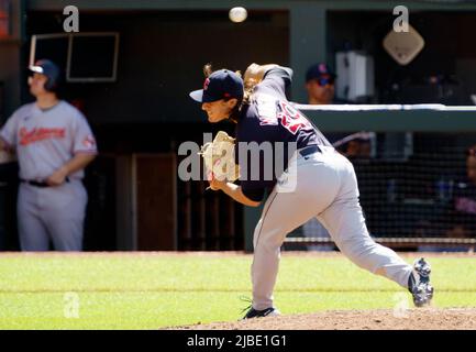 Baltimora, Stati Uniti. 05th giugno 2022. BALTIMORE, MD - 05 GIUGNO: I Cleveland Guardians iniziano il lanciatore Eli Morgan (49) sul tumulo negli inning finali durante una partita MLB tra i Baltimore Orioles e i Cleveland Guardians, il 05 giugno 2022, all'Orioles Park a Camden Yards, a Baltimora, Maryland. (Foto di Tony Quinn/SipaUSA) Credit: Sipa USA/Alamy Live News Foto Stock