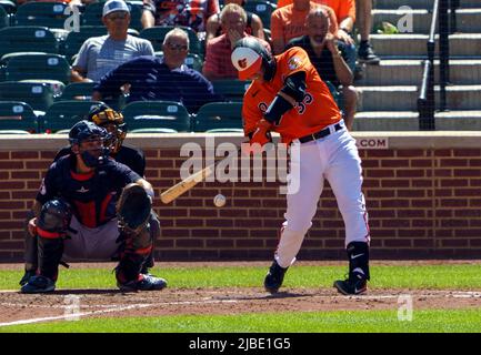 Baltimora, Stati Uniti. 05th giugno 2022. BALTIMORE, MD - 05 GIUGNO: Baltimore Orioles designato hitter Adley Rutschman (35) si mette in contatto nell'ottava inning durante una partita MLB tra i Baltimore Orioles e i Cleveland Guardians, il 05 giugno 2022, all'Orioles Park a Camden Yards, a Baltimora, Maryland. (Foto di Tony Quinn/SipaUSA) Credit: Sipa USA/Alamy Live News Foto Stock