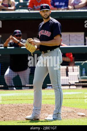 Baltimora, Stati Uniti. 05th giugno 2022. BALTIMORE, MD - 05 GIUGNO: I Cleveland Guardians iniziano il lanciatore Sam Hentges (31) pronto a giocare durante una partita MLB tra i Baltimore Orioles e i Cleveland Guardians, il 05 giugno 2022, all'Orioles Park a Camden Yards, a Baltimora, Maryland. (Foto di Tony Quinn/SipaUSA) Credit: Sipa USA/Alamy Live News Foto Stock