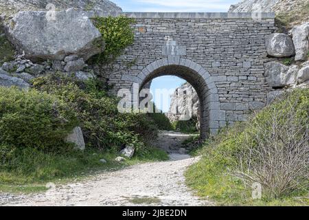 Lanos Arch all'interno della Tout Quarry sull'isola di Portland, Dorset, Inghilterra Foto Stock