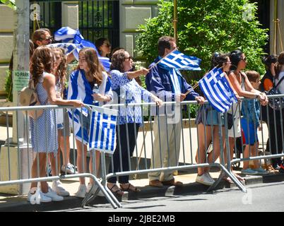 Gli spettatori si sono riuniti per celebrare l'annuale Parata della Giornata dell'Indipendenza greca il 5 giugno 2022 a New York City. Foto Stock