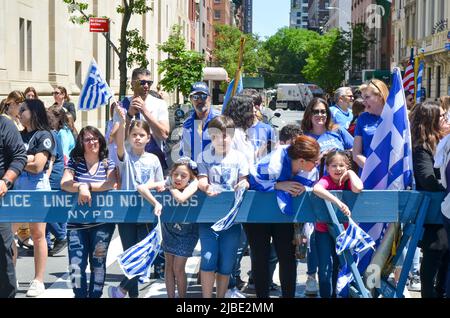 Gli spettatori si sono riuniti per celebrare l'annuale Parata della Giornata dell'Indipendenza greca il 5 giugno 2022 a New York City. Foto Stock