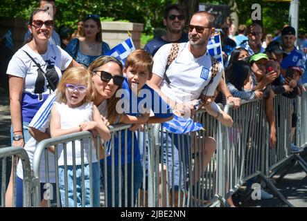 Gli spettatori si sono riuniti per celebrare l'annuale Parata della Giornata dell'Indipendenza greca il 5 giugno 2022 a New York City. Foto Stock