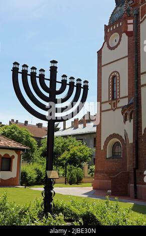 Menorah Lamp all'aperto presso la Sinagoga Subotica nella Serbia settentrionale Foto Stock