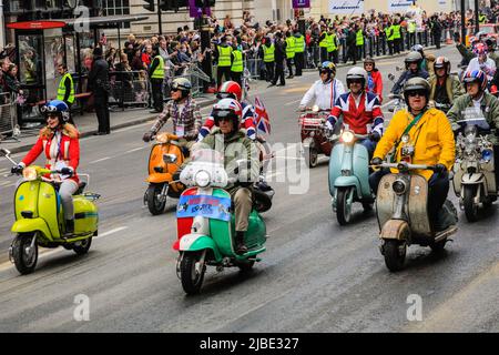 Londra, Regno Unito. 05th giugno 2022. I Mods sui loro scooter e Vespas. Il Pageant del Giubileo del platino presenta 10.000 partecipanti in quattro atti, 'per la Regina e il Paese', una parata militare, 'il tempo delle nostre vite', che mostra i 7 decenni del regno della Regina, tra cui 150 celebrità 'del tesoro nazionale' e celebrando la cultura, la musica e la moda, 'celebriamo', E 'felice e glorioso', la formazione finale di fronte a Buckingham Palace. Credit: Imagplotter/Alamy Live News Foto Stock