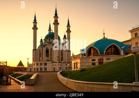 Cremlino Kazan al tramonto, Tatarstan, Russia. Bella vista della moschea di Kul Sharif, punto di riferimento di Kazan in estate. Edificio islamico in luce dorata nel cit di Kazan