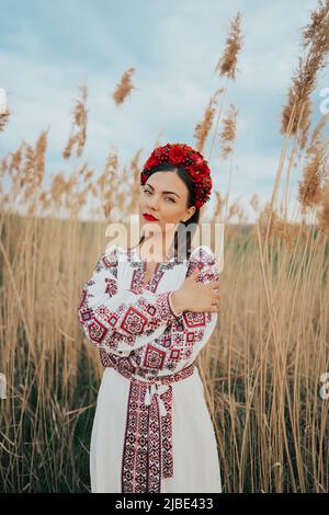 Donna Ucraina in vyshivanka ricamato vestito su sfondo naturale. Foto Stock