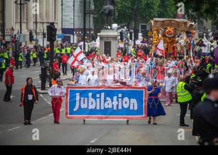 Londra, Inghilterra, Regno Unito. 5th giugno 2022. Il Platinum Jubilee Pageant si vede avanzare attraverso Whitehall fino a Buckingham Palace. (Credit Image: © Tayfun Salci/ZUMA Press Wire) Foto Stock
