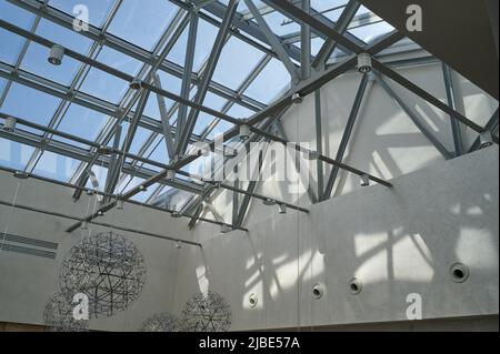 soffitto in vetro attraverso il quale entra il sole, travi metalliche del tetto all'interno Foto Stock