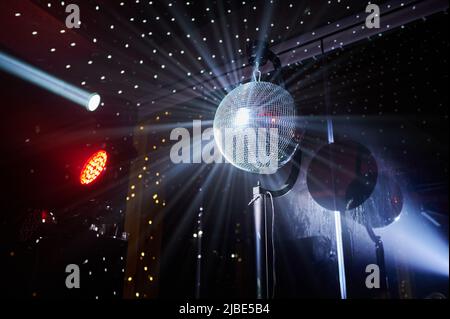 sfera a specchio con fasci di luce, musica club light Foto Stock