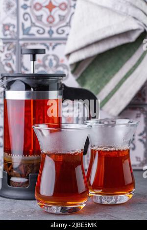 tè nero in un bicchiere di armudu Foto Stock