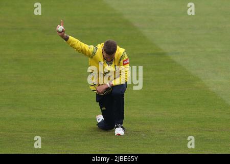 CHESTER LE STREET, REGNO UNITO. GIUGNO 5th il Brydon Carse di Durham festeggia dopo aver catturato Lewis McManus da Andrew Tye durante la partita Vitality T20 Blast tra il Durham County Cricket Club e il Northamptonshire County Cricket Club presso il Seat Unique Riverside, Chester le Street, domenica 5th giugno 2022. (Credit: Mark Fletcher | MI News) Credit: MI News & Sport /Alamy Live News Foto Stock