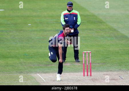 CHESTER LE STREET, REGNO UNITO. GIUGNO 5th ben Sanderson of Northants Steelbacks bowling durante la partita Vitality T20 Blast tra il Durham County Cricket Club e il Northamptonshire County Cricket Club al Seat Unique Riverside, Chester le Street domenica 5th giugno 2022. (Credit: Mark Fletcher | MI News) Credit: MI News & Sport /Alamy Live News Foto Stock