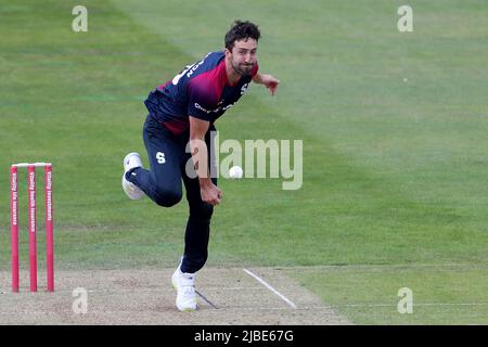 CHESTER LE STREET, REGNO UNITO. GIUGNO 5th ben Sanderson of Northants Steelbacks bowling durante la partita Vitality T20 Blast tra il Durham County Cricket Club e il Northamptonshire County Cricket Club al Seat Unique Riverside, Chester le Street domenica 5th giugno 2022. (Credit: Mark Fletcher | MI News) Credit: MI News & Sport /Alamy Live News Foto Stock