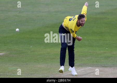 CHESTER LE STREET, REGNO UNITO. GIUGNO 5th il bowling Andrew Tye di Durham durante la partita di Blast Vitality T20 tra il Durham County Cricket Club e il Northamptonshire County Cricket Club presso il Seat Unique Riverside, Chester le Street, domenica 5th giugno 2022. (Credit: Mark Fletcher | MI News) Credit: MI News & Sport /Alamy Live News Foto Stock