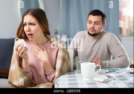 Donna malata che riposa a casa con il marito Foto Stock