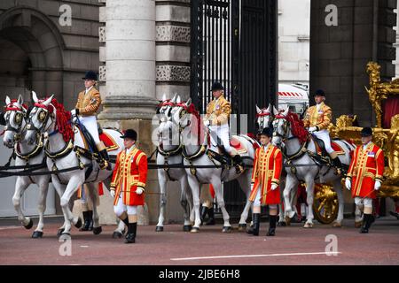 Londra, UK, 5th giu 2022, Platinum Jubilee Pageant lungo il Mall. Il Gold state Coach viaggia lungo il Mall con le riprese di archivio nelle sue finestre., Andrew Lalchan Photography/Alamy Live News Foto Stock